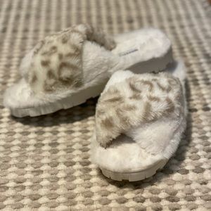 Aerosoles women’s fuzzy sandal slippers